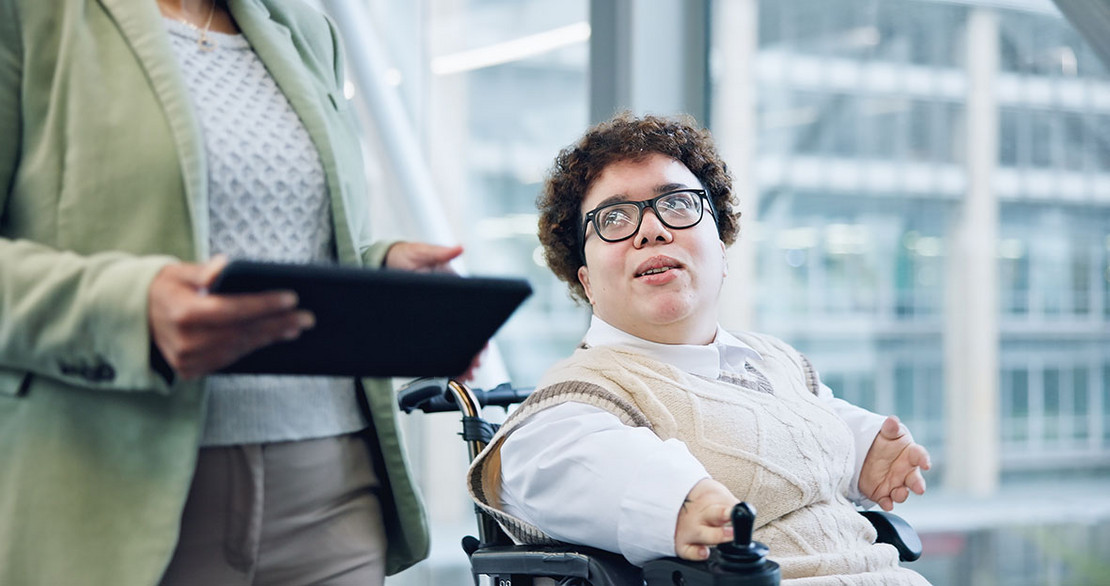 Frau mit Behinderung im Rollstuhl