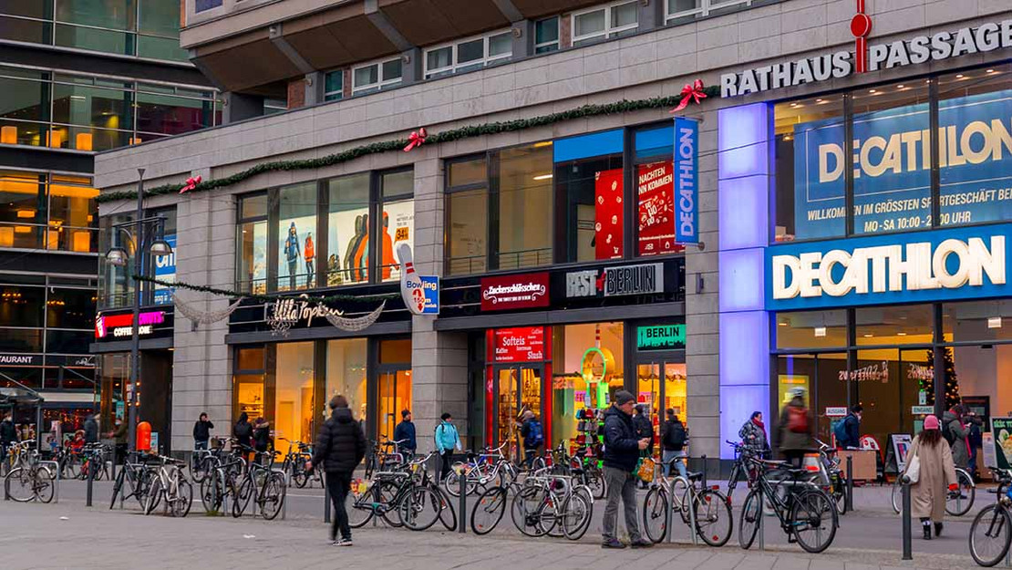 Wenig belebte Einkaufspassage in Berlin mit einigen Menschen.