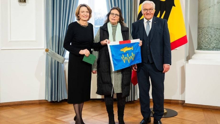 Das Bundespräsidentenpaar und Petra Lenius-Hemstedt mit der Fahne ihres Heimatdorfes Das Bundespräsidentenpaar und Petra Lenius-Hemstedt mit der Fahne ihres Heimatdorfes
